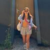 2026-08-31_13-53-56_000 Bild Frau mit Phone Strap